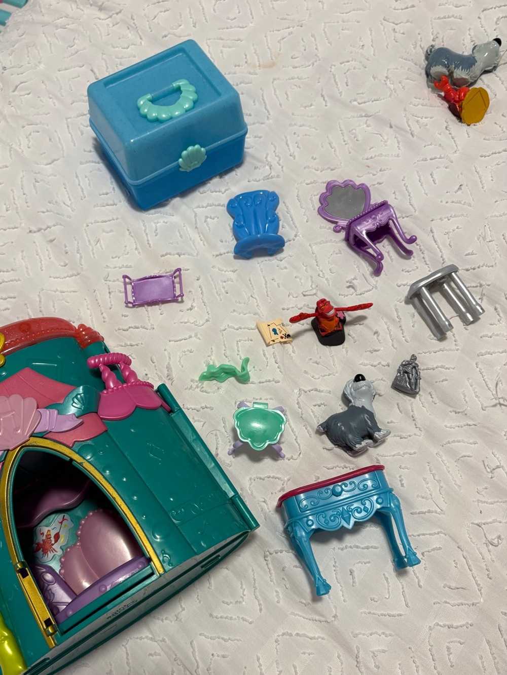 Vintage ariel mattel playset missing door. Comes with assorted accessories